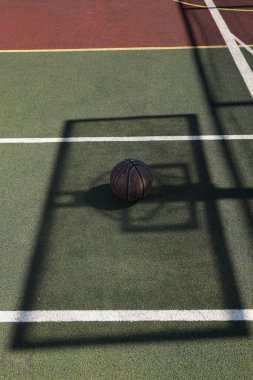 Bahçedeki yeşil oyun parkında basketbol topu