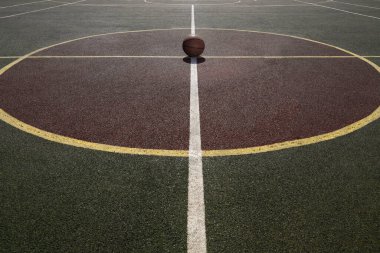 Bahçedeki yeşil oyun parkında basketbol topu
