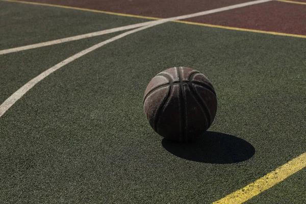Баскетбольный Мяч Зеленой Игровой Площадке Дворе — стоковое фото