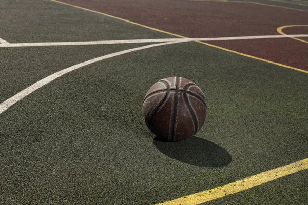 Bahçedeki yeşil oyun parkında basketbol topu