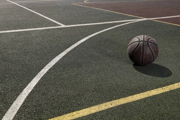 Bahçedeki yeşil oyun parkında basketbol topu