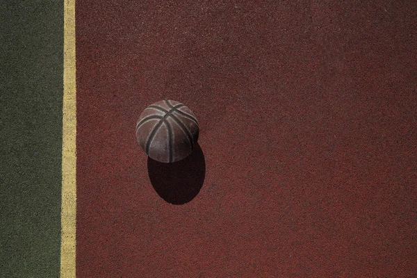 Баскетбольный Мяч Зеленой Игровой Площадке Дворе — стоковое фото