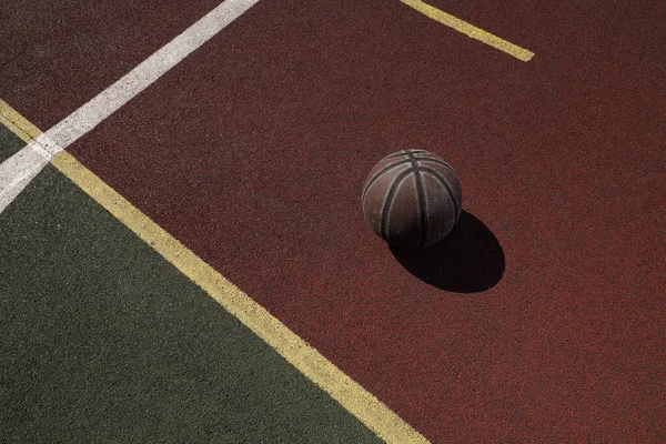 Bahçedeki yeşil oyun parkında basketbol topu