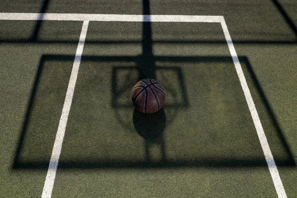 Basketball Ball Green Playground Yard — Stock Photo, Image