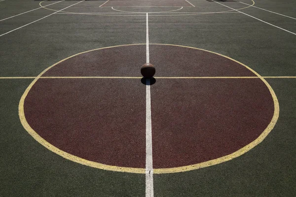 Bahçedeki yeşil oyun parkında basketbol topu
