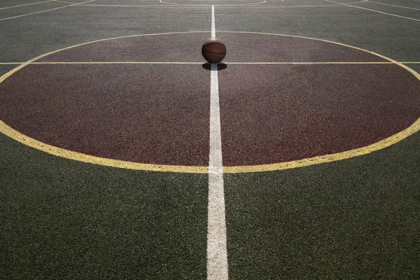 Bahçedeki yeşil oyun parkında basketbol topu