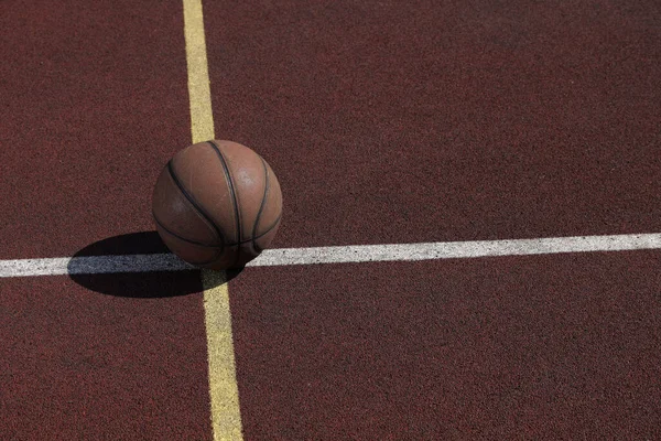 Pallone Basket Parco Giochi Verde Nel Cortile — Foto Stock