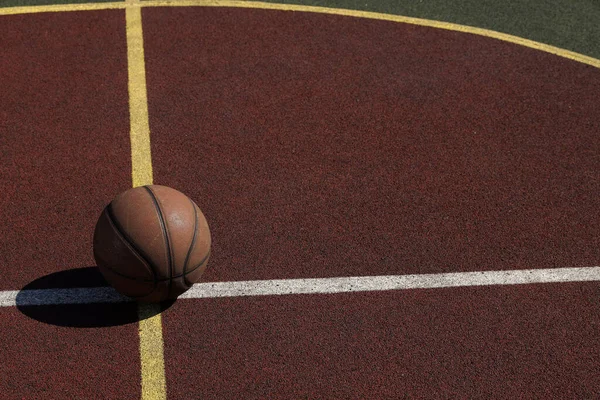 Pallone Basket Parco Giochi Verde Nel Cortile — Foto Stock