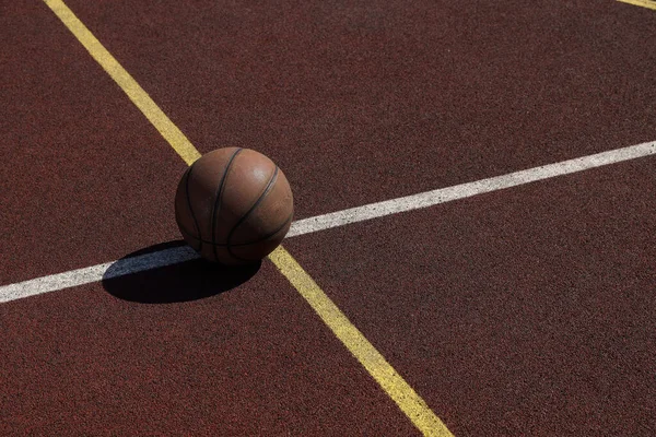 Pallone Basket Parco Giochi Verde Nel Cortile — Foto Stock