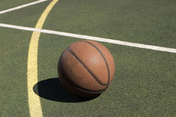 Bahçedeki yeşil oyun parkında basketbol topu