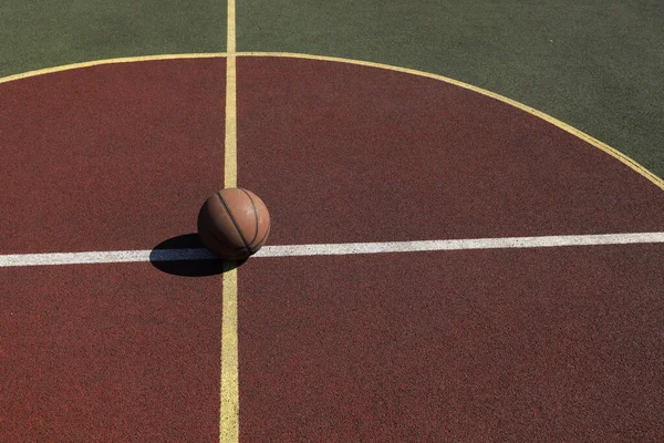 Pallone Basket Parco Giochi Verde Nel Cortile — Foto Stock