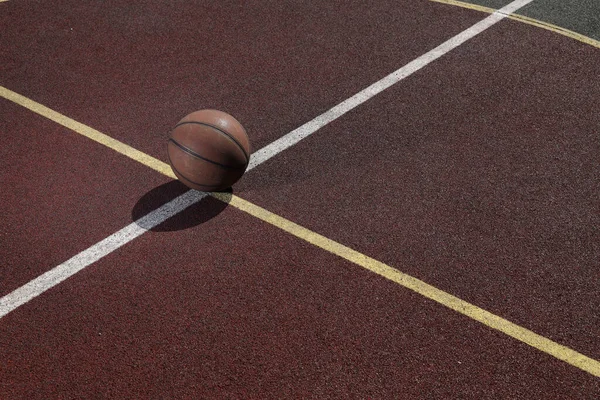 Bahçedeki yeşil oyun parkında basketbol topu
