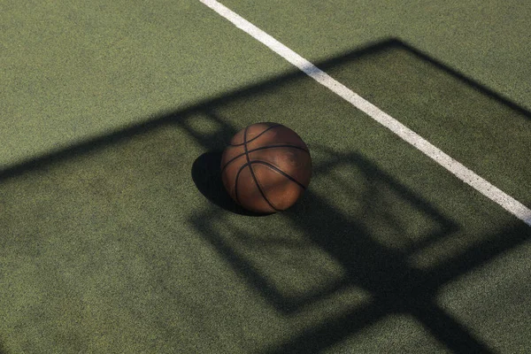 Basketballball Auf Einem Grünen Spielplatz Hof — Stockfoto