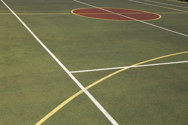 Yeşil bahçede bir spor sahası