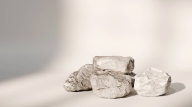 Bej arka planda, yumuşak stüdyo ışıkları ve gölgelerle sıralanmış doğal taş parçalarının minimalist kompozisyonu. Ürün modellemeleri, tasarım sunumları ve modern doğal temalı projeler için mükemmel..