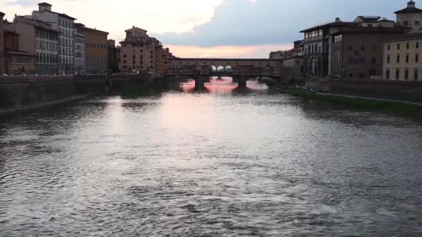 Ponte Vecchio in Florence Italië bij zonsondergang — Stockvideo