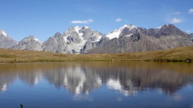 Caucasus göle yansıtan karlı zirveleri