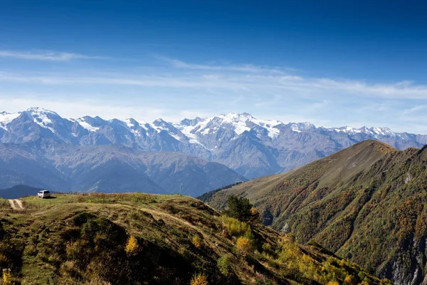 Bir dağ kenarında araba park