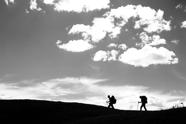 登山道に沿って歩くハイカー 2 — ストック写真