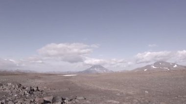 Kamçatka, volkanlar, Mutnovsky, Vilyuchinsky genel görünümü, sonbahar, kar