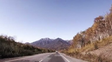 Kamçatka, volkanlar, genel bakış, sonbahar, beyaz huş ağacı mayo. Arabayı düz bir yolda dağlara giden