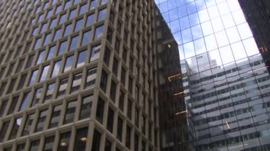 Mavi gökyüzü ve beyaz bulutlar ve komşu gökdelenler yansımaları ile güneşli bir günde New York gökdelenler.