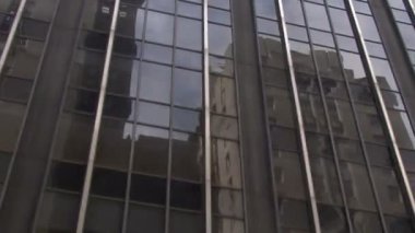 Mavi gökyüzü ve beyaz bulutlar ve komşu gökdelenler yansımaları ile güneşli bir günde New York gökdelenler.