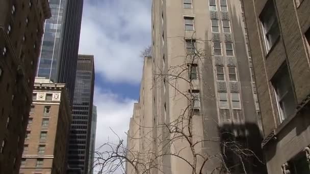 Low Angle View Streets New York City Cloudy Skies Skyscrapers — Stock Video