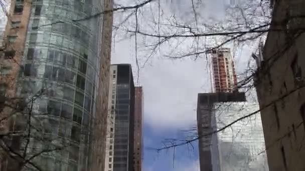 Bulutlu Gökyüzü Gökdelenler Ile New York Sokaklarından Düşük Açılı Bir — Stok video