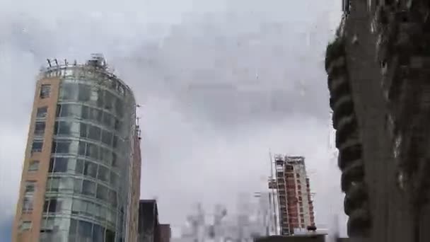 Low Angle View Streets New York City Cloudy Skies Skyscrapers — Stock Video
