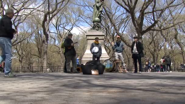 Uliczni Muzycy Przy Pomniku Central Park Nowym Jorku Wiosnę — Wideo stockowe