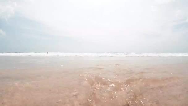 Indiska Oceanen Vågor Närmar Sig Långsamt Kameran Ljus Solig Dag — Stockvideo