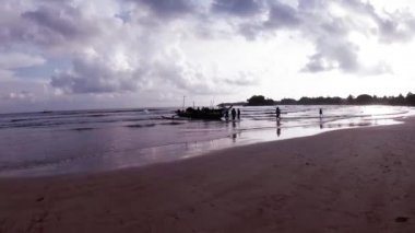 Hint Okyanusu'nun kumlu sahil, akşam, bir balıkçı teknesi kıyı değil 