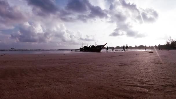 Océano Olas Barco Pesca Cerca Playa — Vídeos de Stock