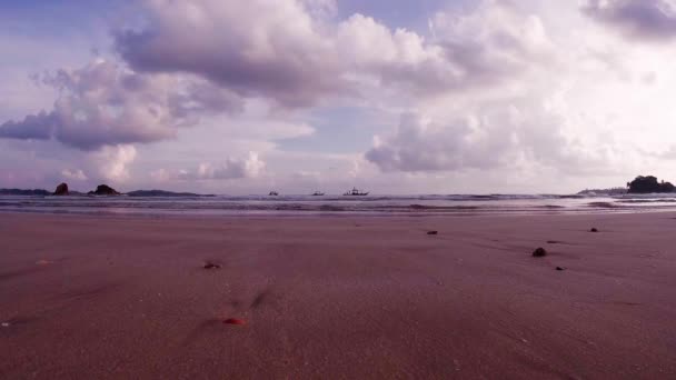 Oceaan Golven Vissersboot Buurt Van Strand — Stockvideo