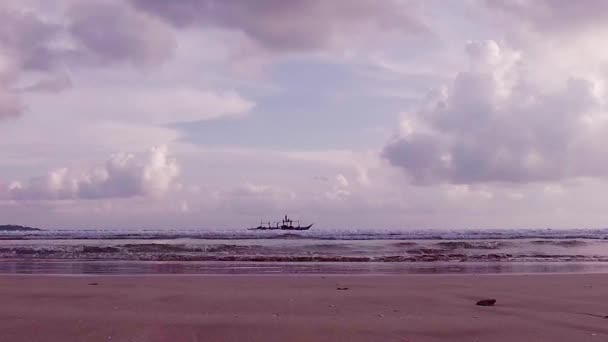 Oceano Ondas Barco Pesca Perto Praia — Vídeo de Stock