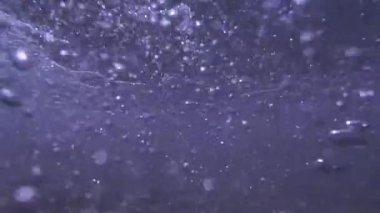 okyanus dalgası kamerayı kaplar. Gece leyin