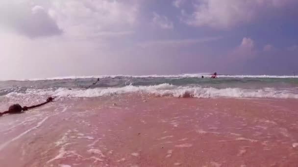 Meereswellen Ziehen Muscheln Auf Sand Jemand Schwimmt Der Ferne — Stockvideo