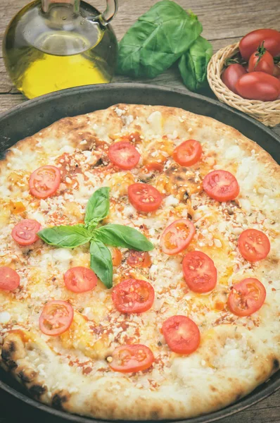 Primo Piano Della Pizza Fatta Casa Sul Tavolo Legno — Foto Stock