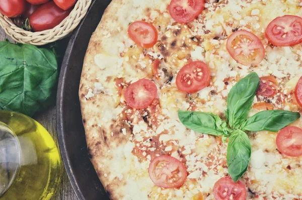 Primo Piano Della Pizza Fatta Casa Sul Tavolo Legno — Foto Stock