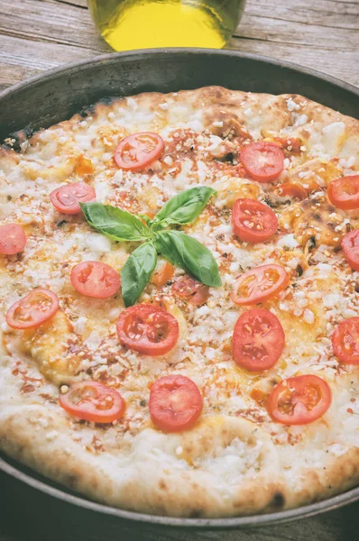 Close Van Zelfgemaakte Pizza Houten Achtergrond — Stockfoto