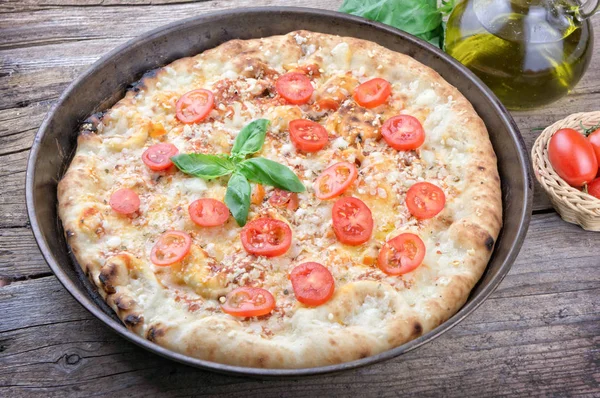 Primo Piano Pizza Fatta Casa Sfondo Legno — Foto Stock