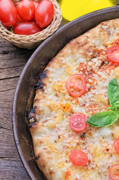 Primo Piano Pizza Fatta Casa Sfondo Legno — Foto Stock