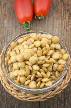 Ahşap masa üzerinde ham mercimek