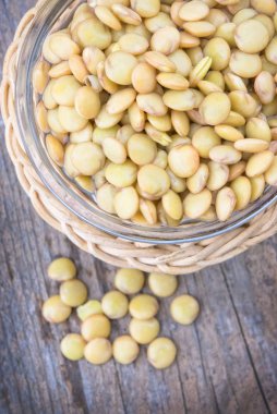 Ahşap masa portre üzerinde ham mercimek