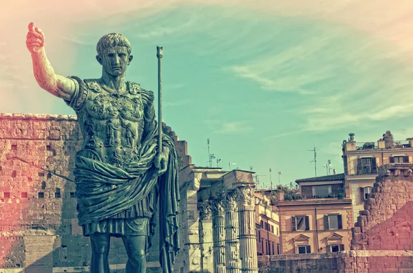 Estátua de Augusto no Fórum - Roma, Itália Fotos De Bancos De Imagens Sem Royalties