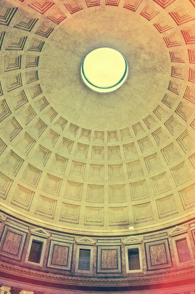 Oculus en la cima del Panteón en Roma, Italia — Foto de Stock