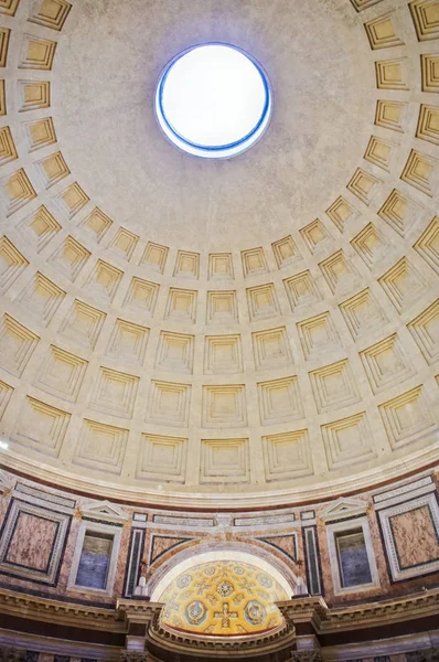 イタリアのローマにあるパンテオンの上にあるオキュラス — ストック写真