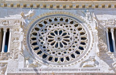 Aziz Peter Kilisesi 'nin gül penceresi - Tuscania - Viterbo İtalya