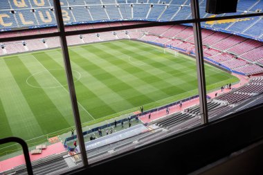 Barcelona, İspanya - 2 Nisan 2018: Camp Nou Stadyumu, yorumcu kabin görünümünden.